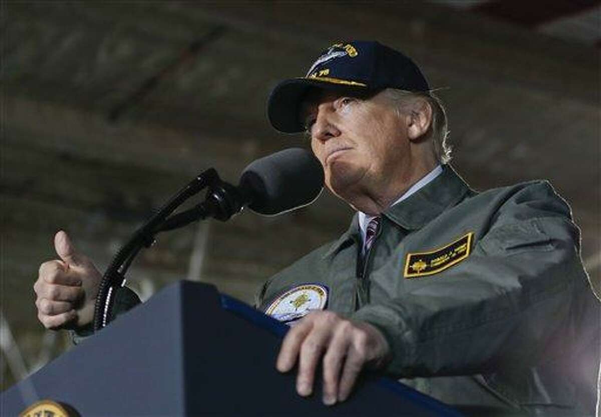 El presidente estadounidense Donald Trump habla ante miembros de la armada a bordo del nuevo portaviones nuclear Gerald R. Ford el jueves, 2 de marzo del 2017, en Newport News, Virginia.