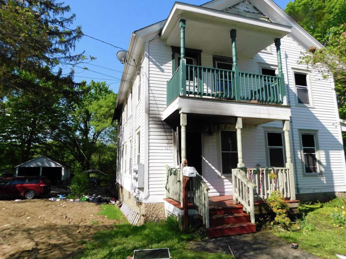 6 hurt in multifamily house fire in New Milford