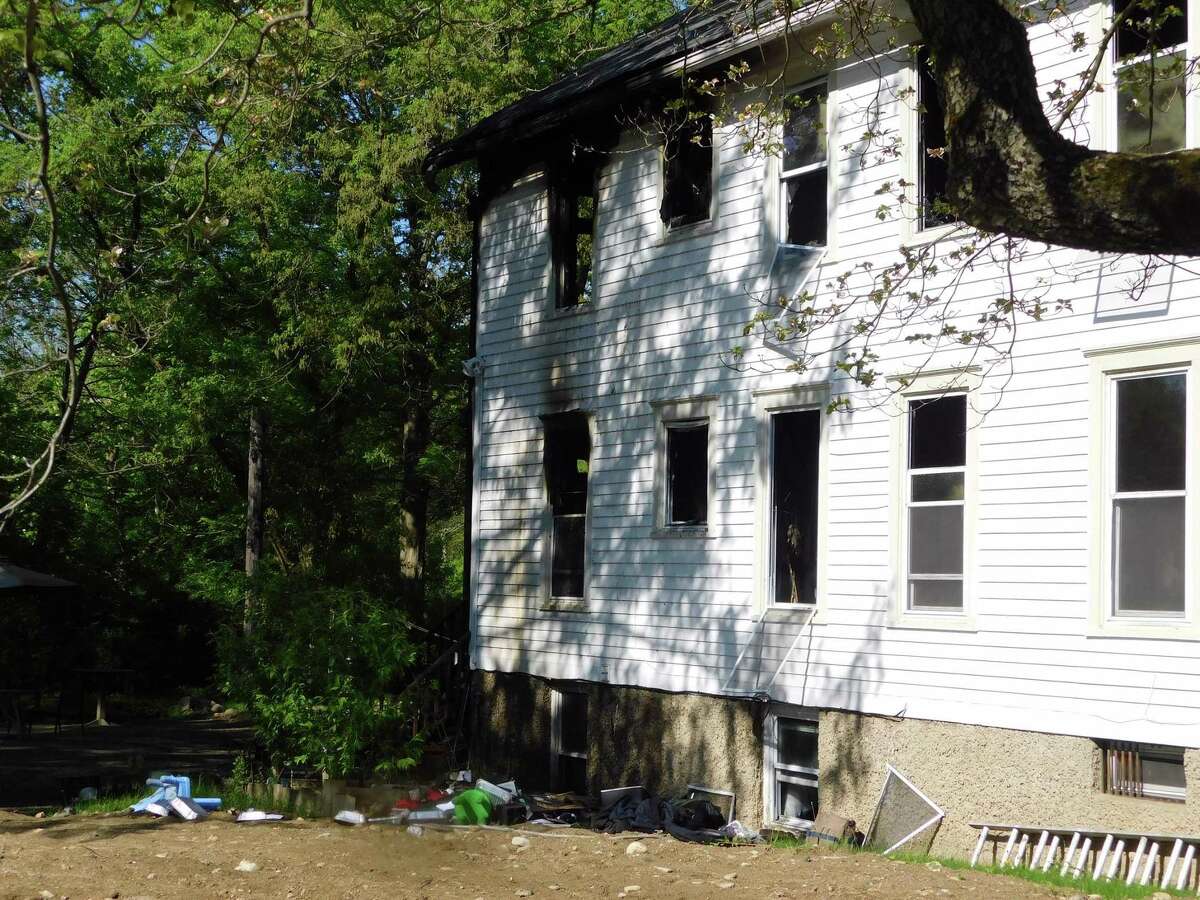 6 hurt in multifamily house fire in New Milford