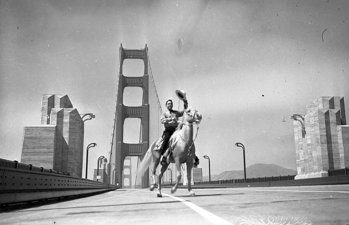 1937年5月27日，在金门大桥开放前的某个时候，信封上写着“金门大桥第一天离奇的穿越”，背景是马林海岬。这可能是第一个骑马过桥的人。