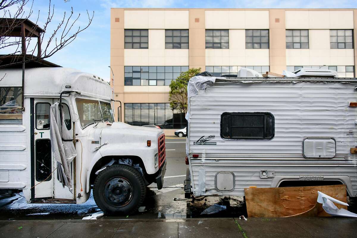 2019年2月1日，一辆校车和一辆拖车露营车在加利福尼亚州旧金山的凯撒查韦斯街上排成一排。旧金山市监事瓦利·布朗正在提议一项立法，旨在通过给人们一个指定的、安全的停车地点来帮助他们在汽车和房车里露营。