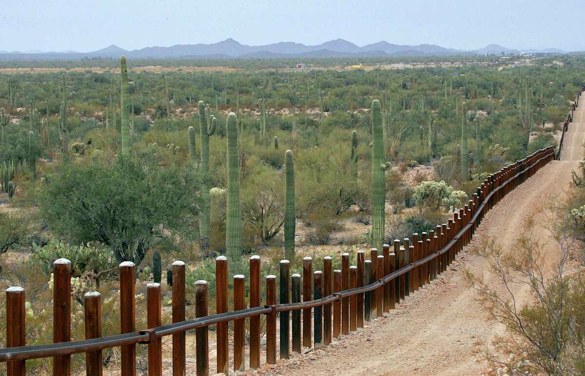 ARCHIVO— Esta foto del 17 de febrero de 2006, muestra una barda de tubos de acero rellenos de concreto, separando a México de Estados Unidos cerca de Lukeville, Arizona. Un juez federal ha prohibido utilizar fondos militares para construir segmentos del muro fronterizo de Donald Trump en California, Arizona y Nuevo México.