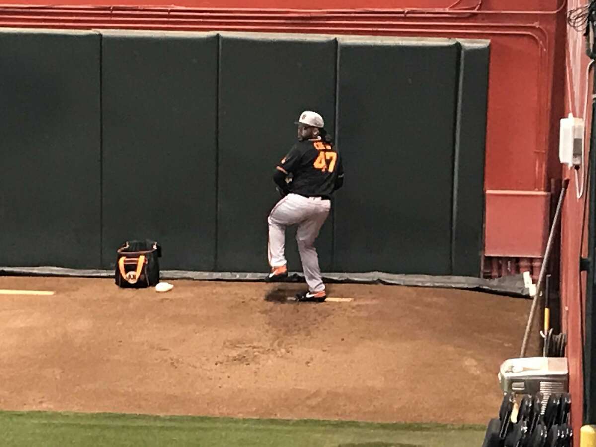 Giants' Johnny Cueto throws hard in bullpen session at Chase Field