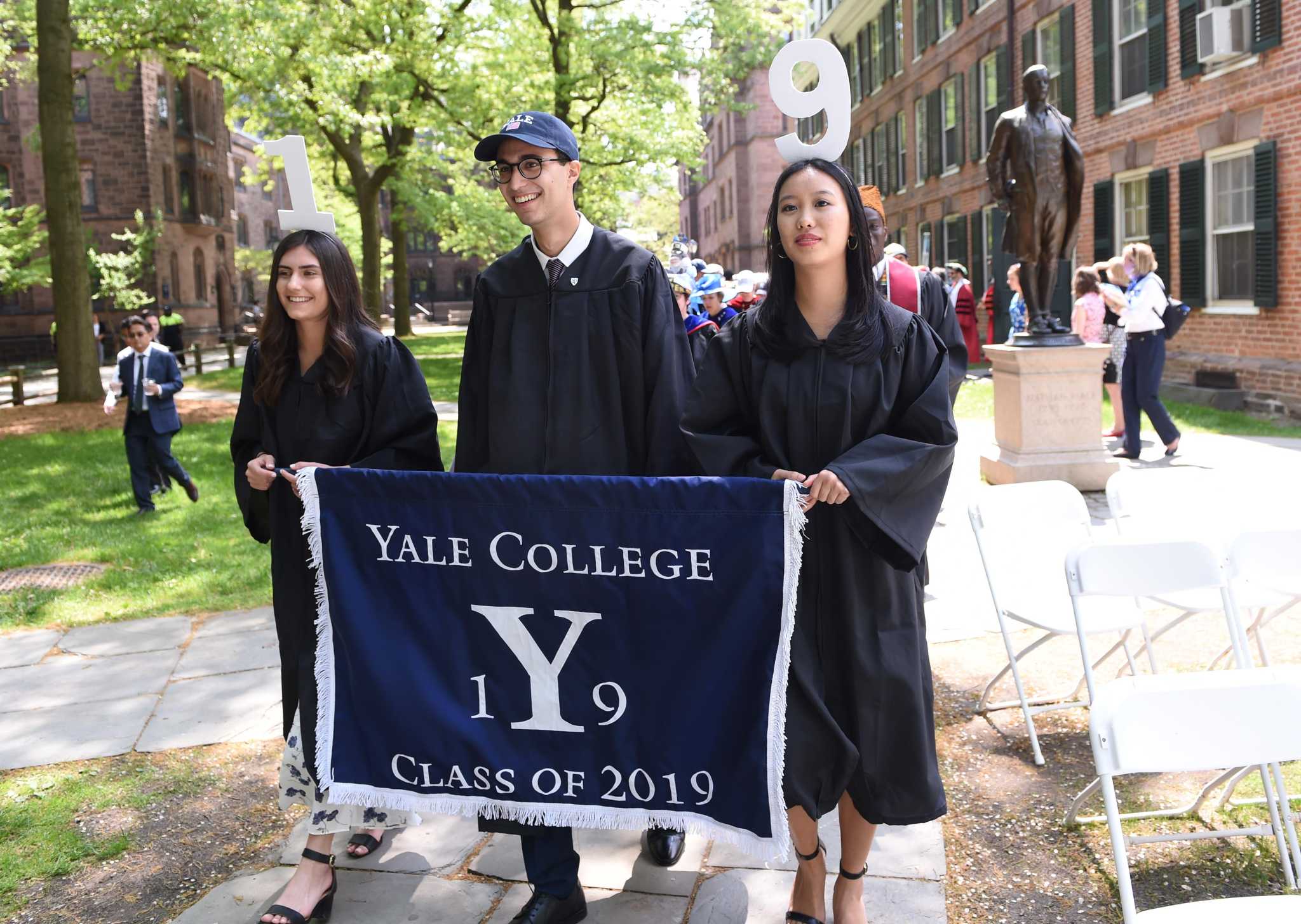 Class day. Йельский университет форма. Униформа Йельского университета. Yale University students Club. Протесты в Йельском университете.