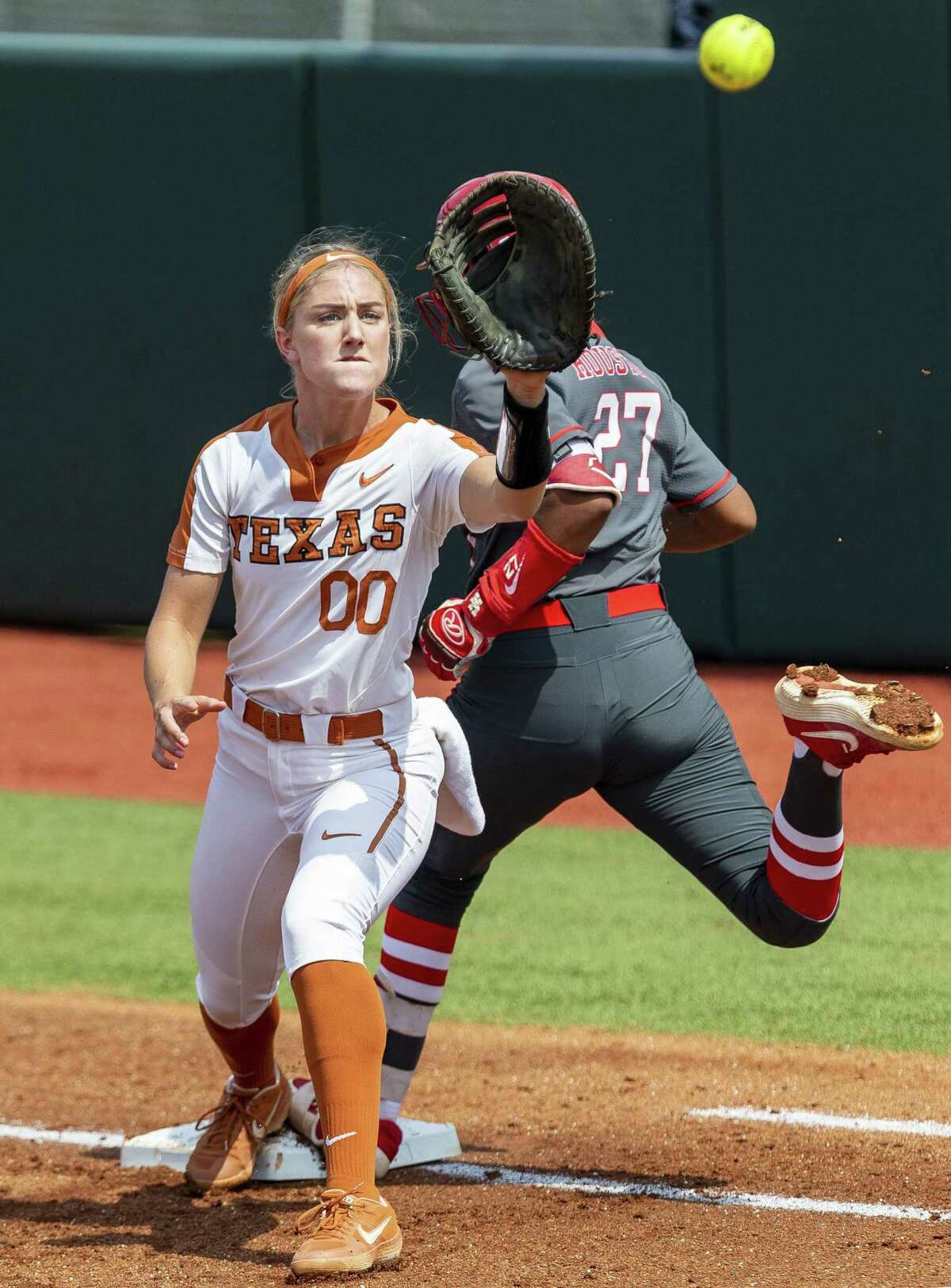 Texas takes down Houston twice, advances to NCAA super regional