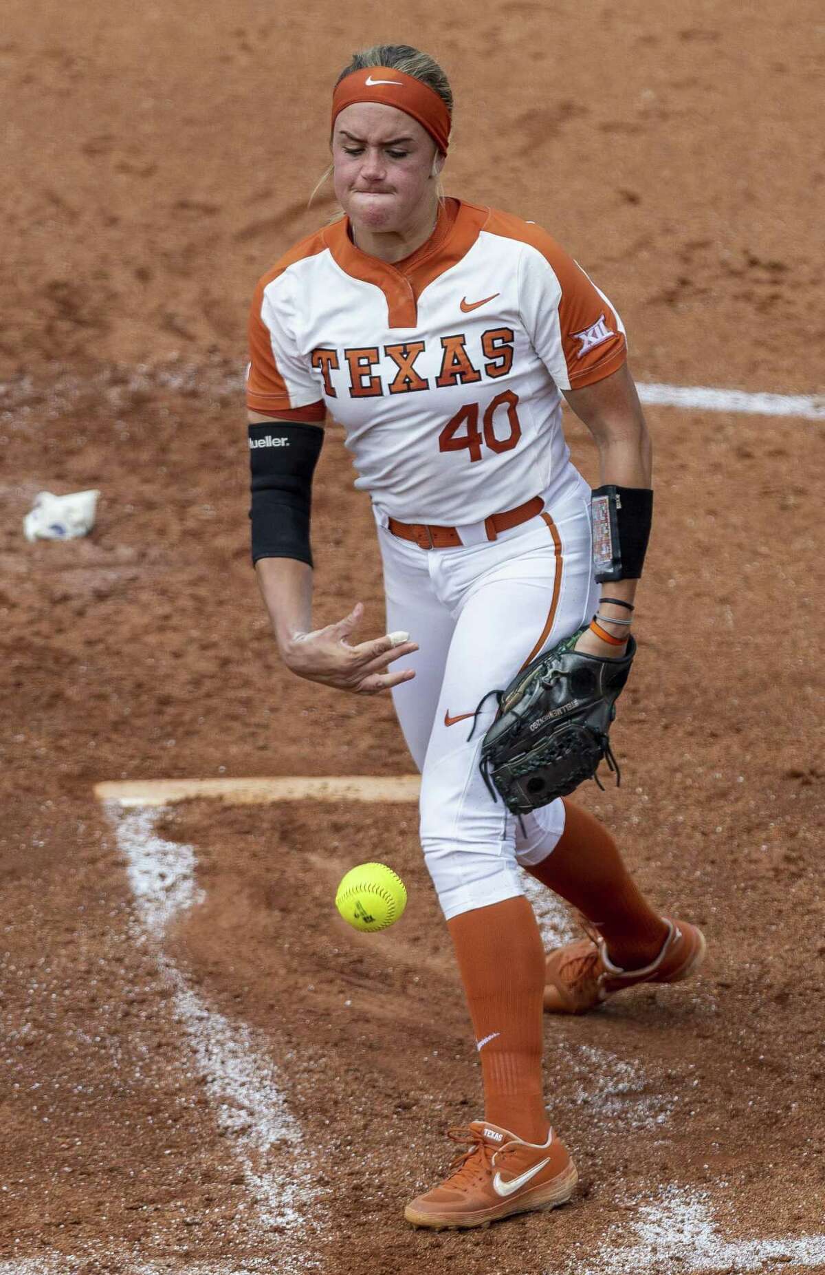 Texas takes down Houston twice, advances to NCAA super regional