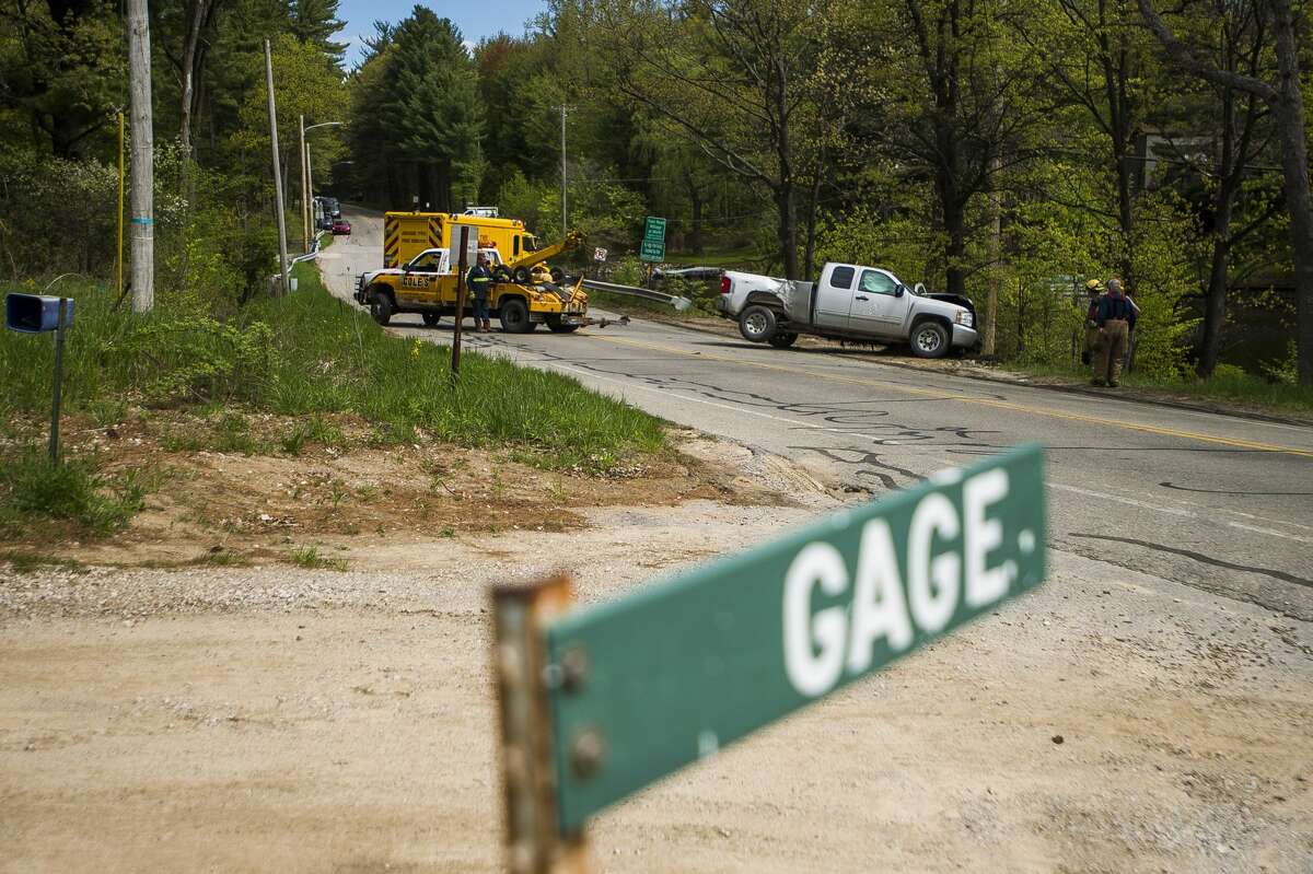 A tow truck pulls a Midland County Drain Commission vehicle from the side of N. West River Road near Gage Road in Sanford after it was involved in a crash on Tuesday, May 21, 2019. According to Captain Tracy Thomas of the Midland County Sheriff's Office, the driver suffered minor injuries. (Katy Kildee/kkildee@mdn.net)