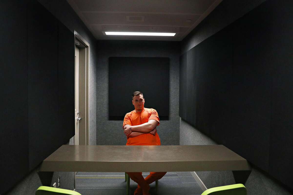 杰夫当坐落在面试房间肖像枫树街惩教中心周五,2月8日,在加州雷德伍德城2019。