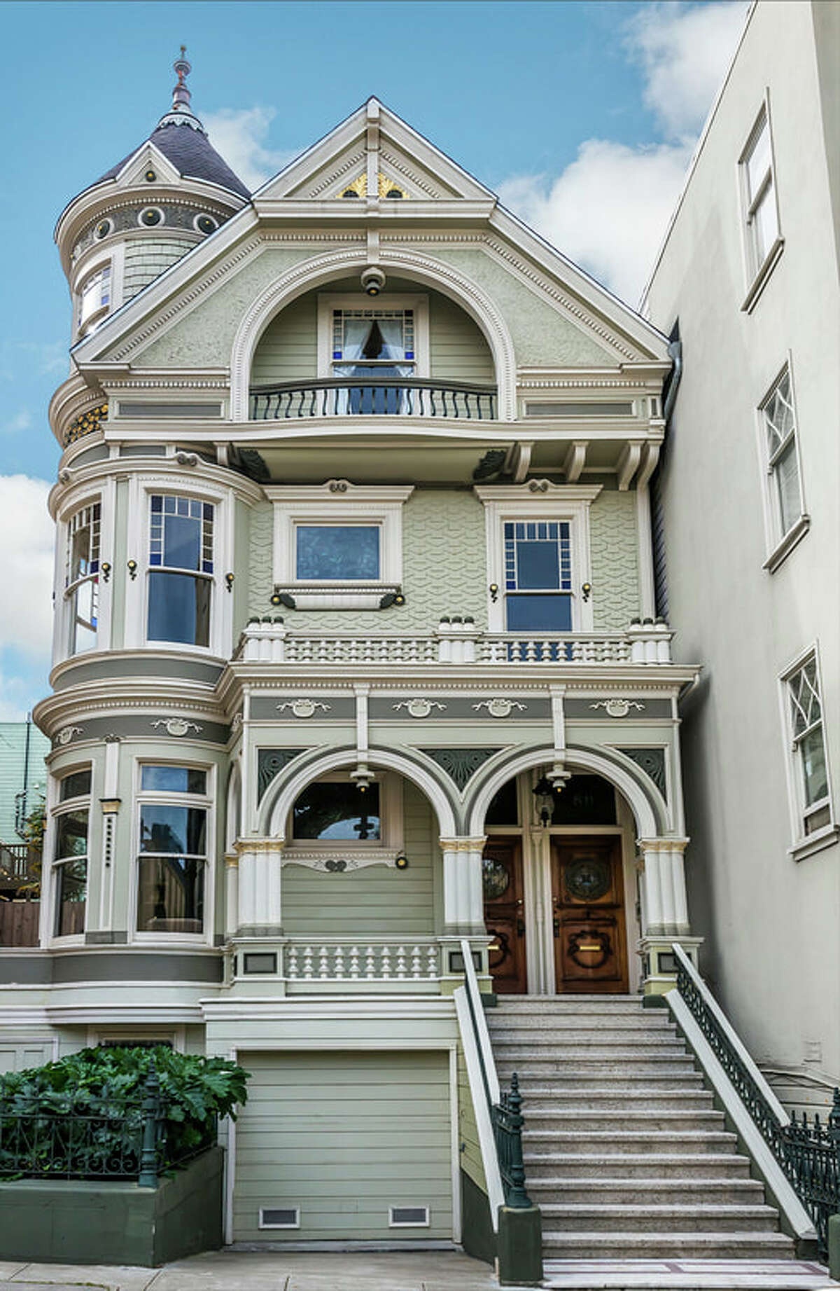 This two-level, top-floor tenancy in common in a Queen Anne at 811 Pierce St. on San Francisco's Alamo Square is elegant and light-filled.