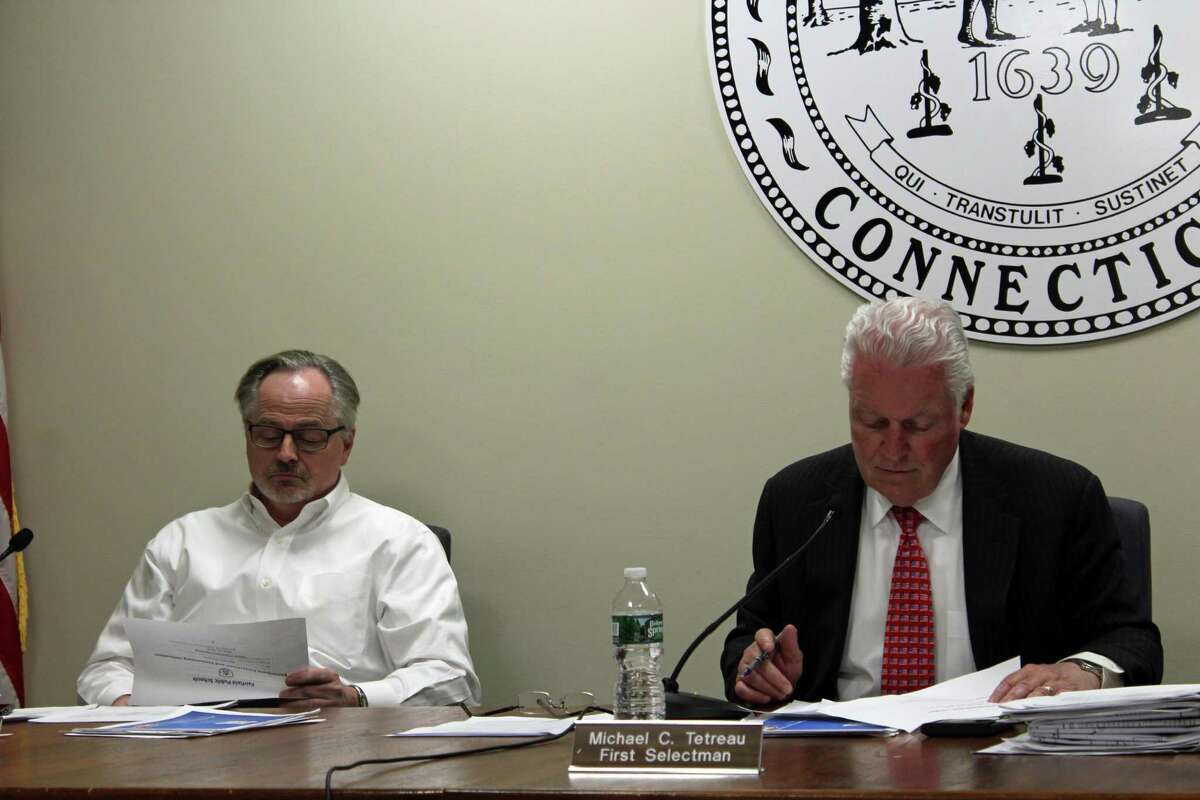 The Board of Selectmen, in a 2-1 vote, approved funding for a 441-sized Mill Hill School.