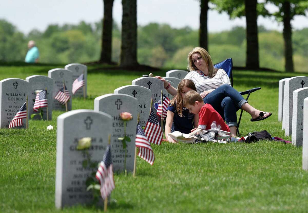 Photos: Memorial Day at cemetery