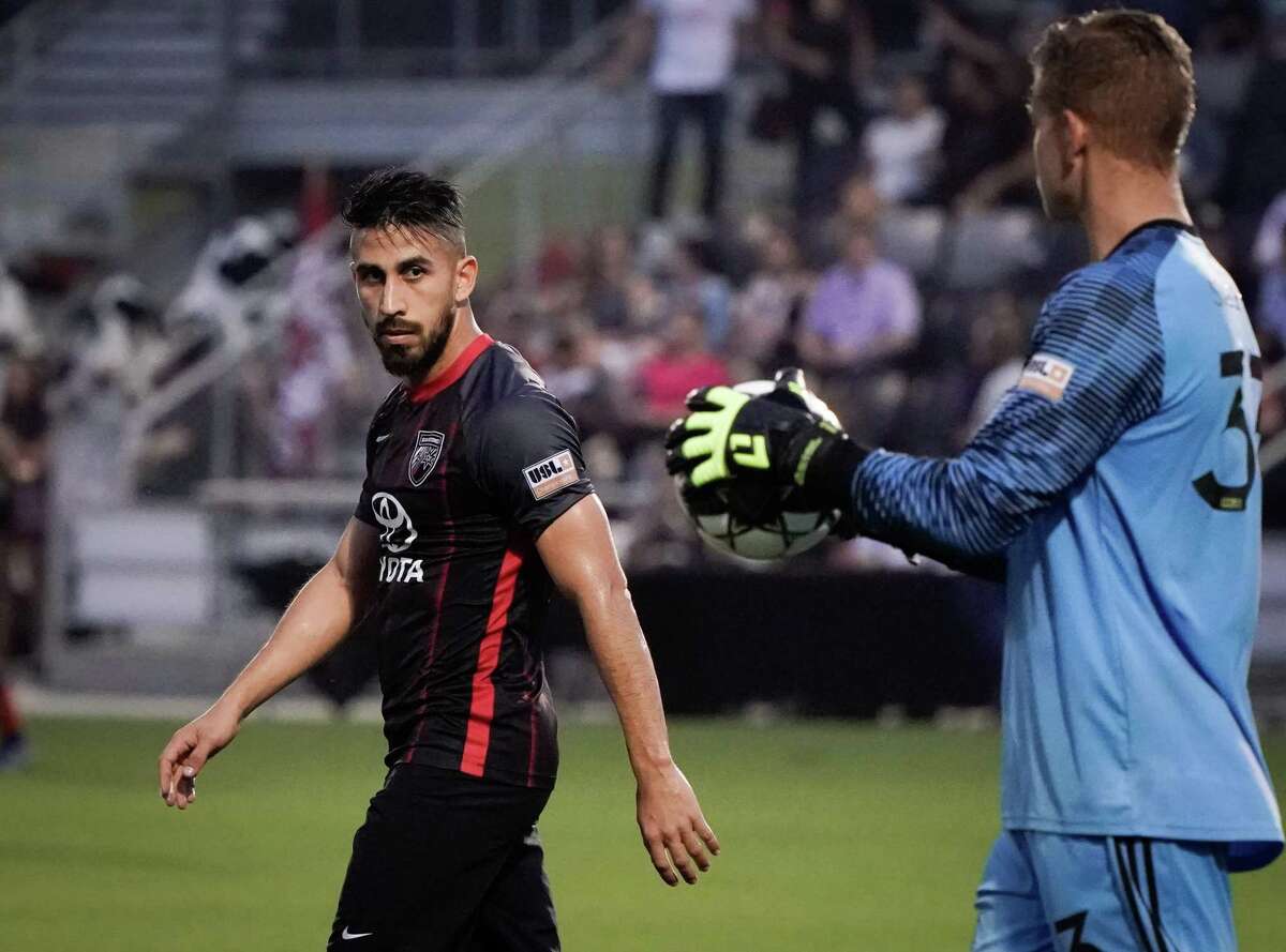 Ever Guzman, left, scored San Antonio FC’s only goal during the team’s fifth straight road loss on Saturday, a 3-1 defeat at Rio Grande Valley FC in Edinburg.