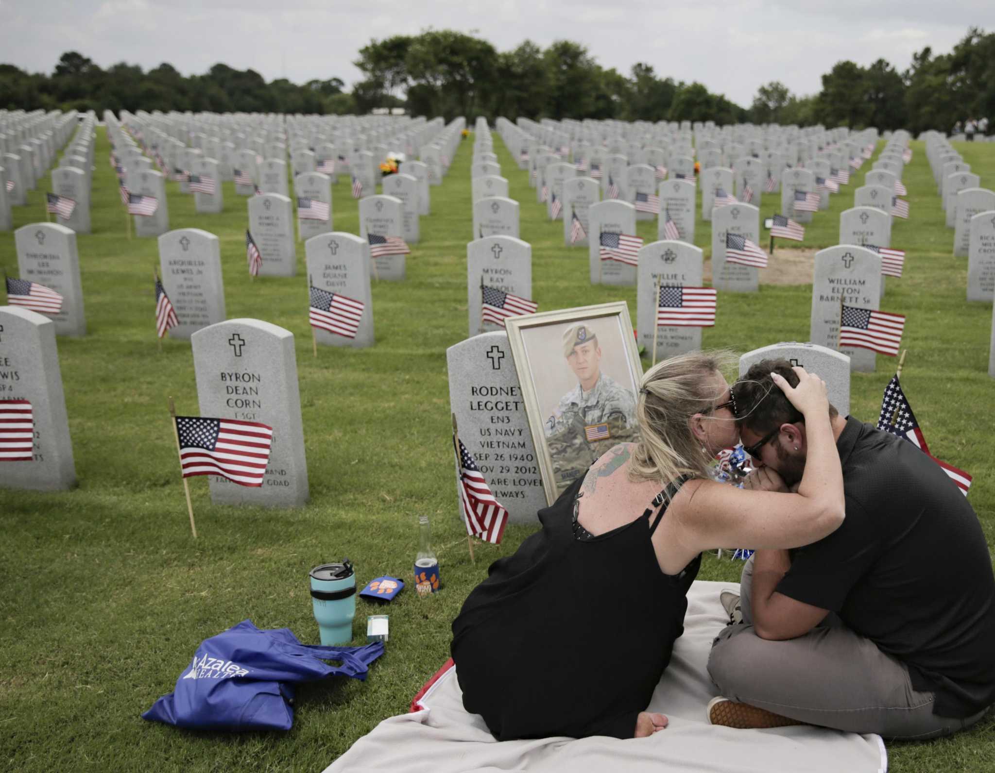 Houstonians pay tribute to fallen heroes on Memorial Day at Houston VA