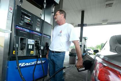 summer drivers see break at the pumps houstonchronicle com houston chronicle