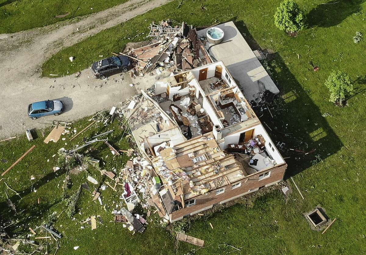 En esta fotografía se muestra una vivienda que quedó destrozada tras el paso de un tornado, el martes 28 de mayo de 2019, en Brookville, Ohio.
