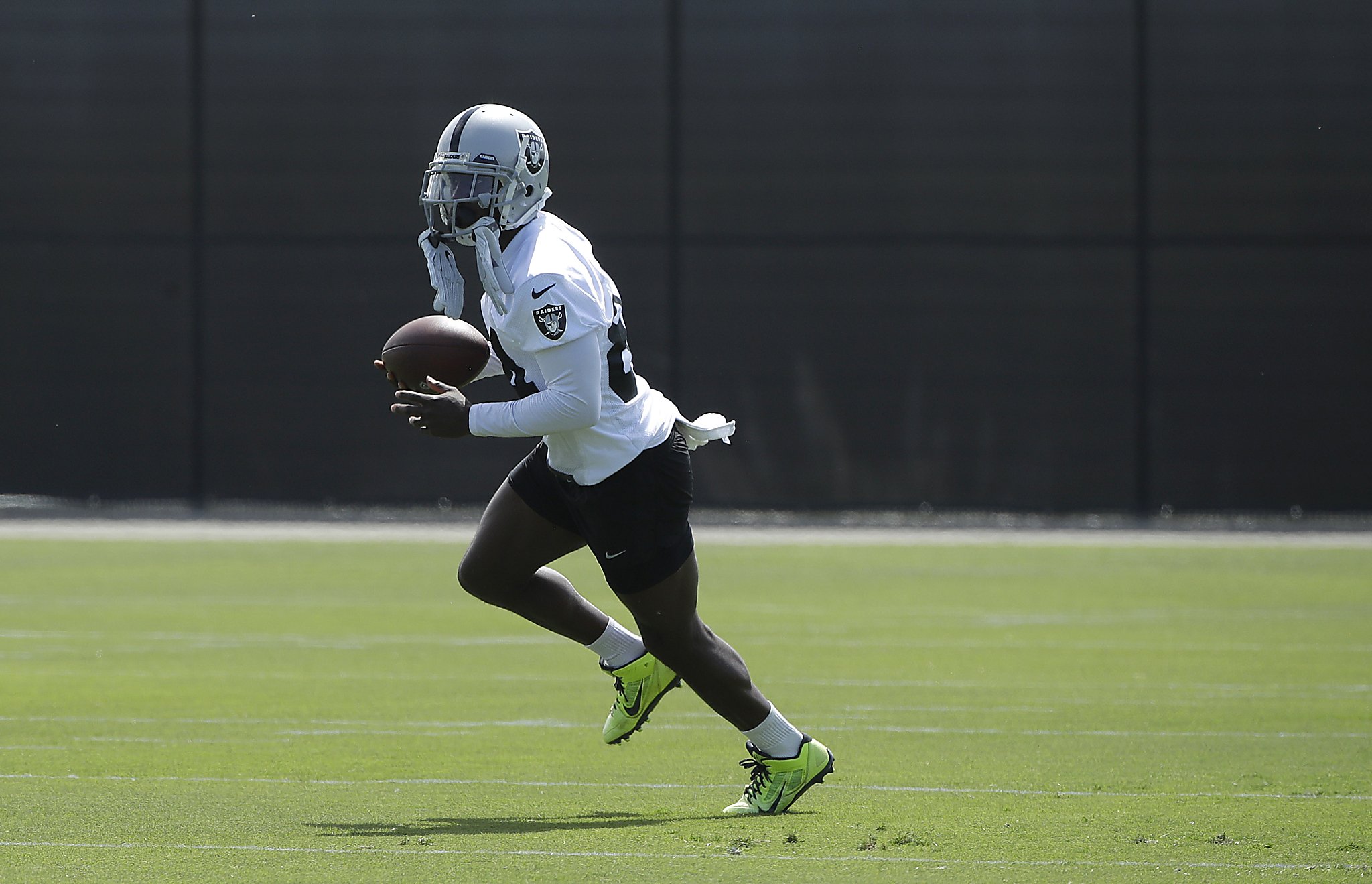 Raiders' Antonio Brown gives away gear, hugs during pregame warm-ups