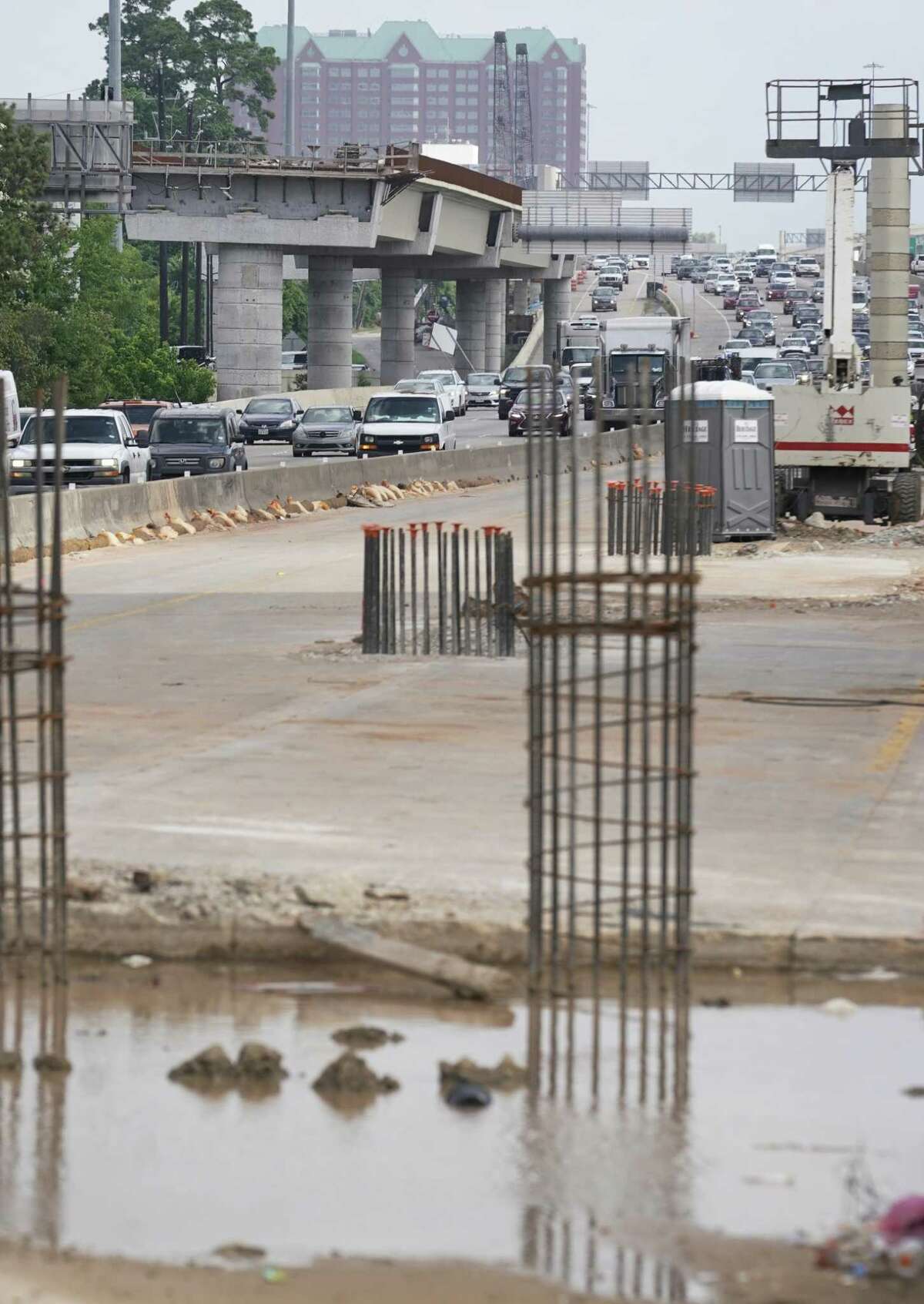 Crews will extend the Loop 610 busway overpass parallel to the freeway, to two center lanes along the loop, shown May 23. The project will eventually link Metro's Northwest Transit Center to Post Oak, where dedicated bus lanes are being built.