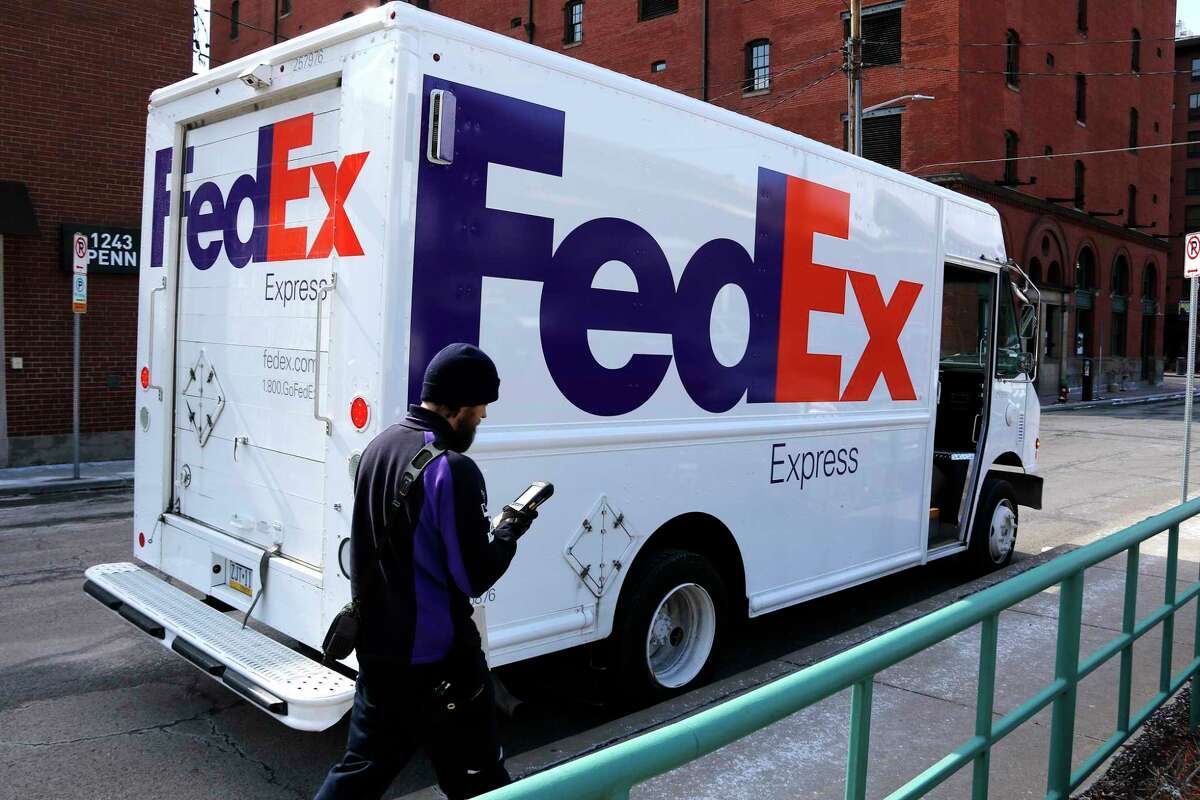 Online sales push FedEx to deliver seven days a week