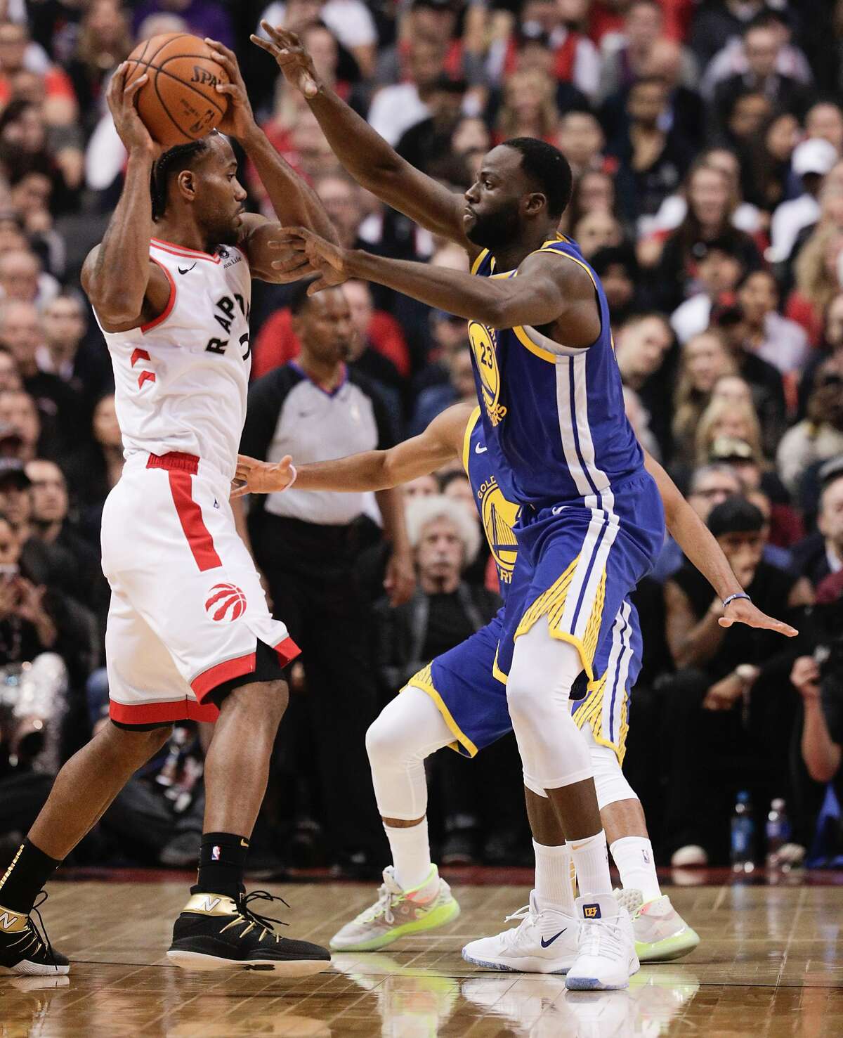 Kawhi Leonard drops 36 on weary Warriors as Raptors take