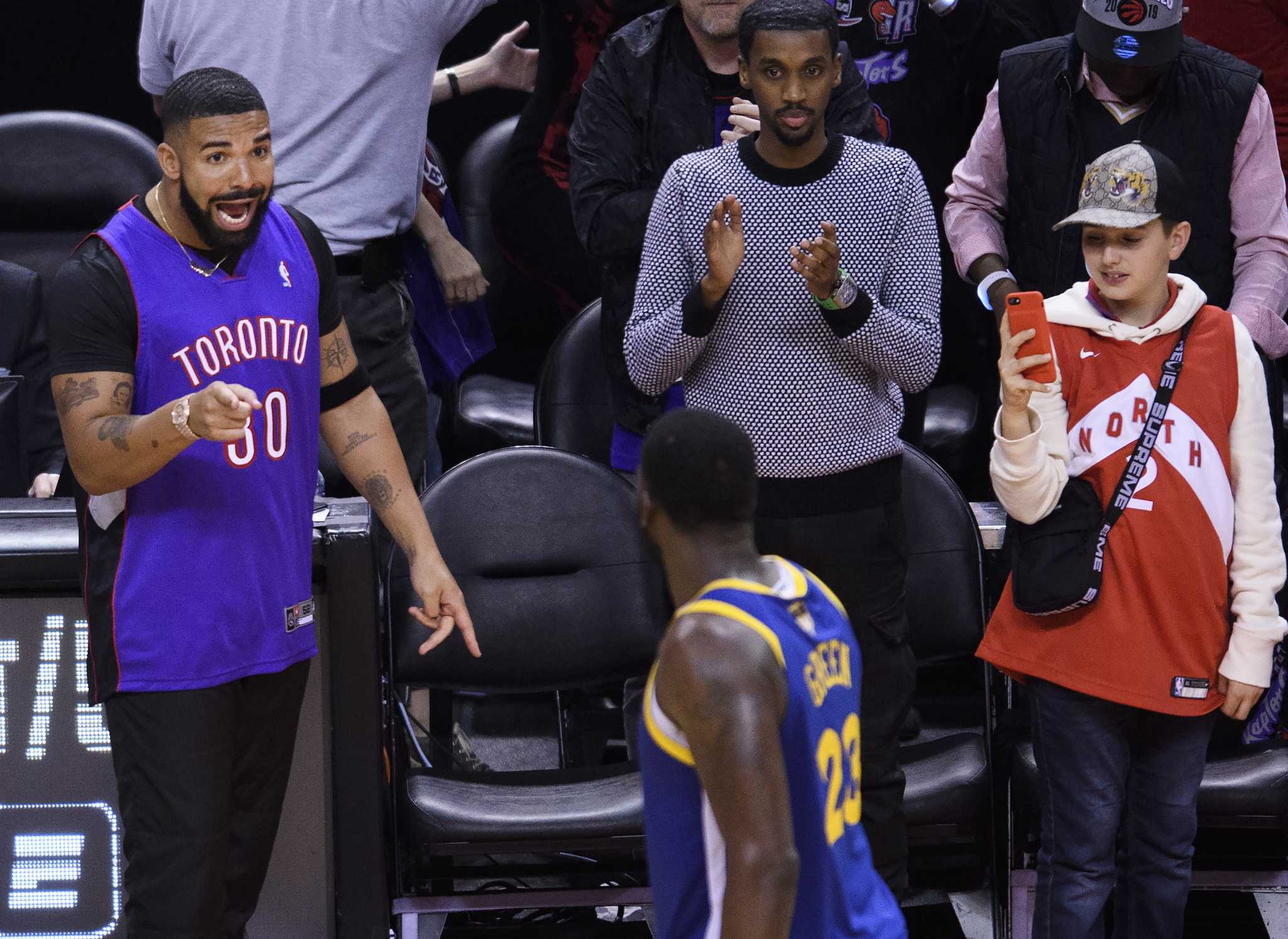 Tracy McGrady reacts to Drake's Dell Curry Raptors jersey from Game 1