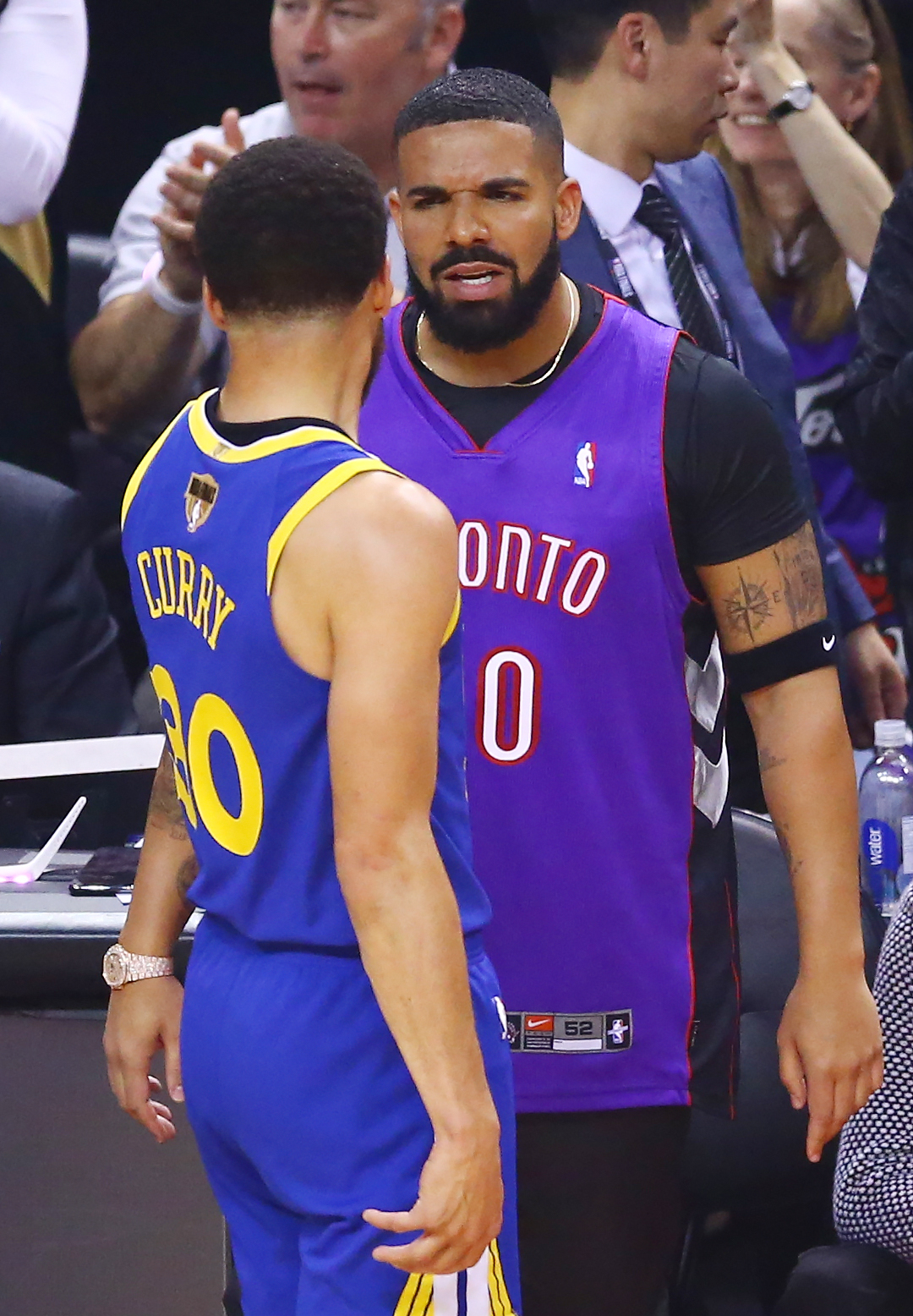 Tracy McGrady reacts to Drake's Dell Curry Raptors jersey from