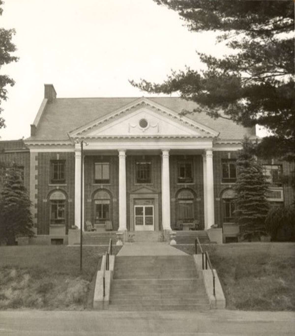 The exterior of The Homestead before it crumbled under neglect. (Saratoga County Historian)