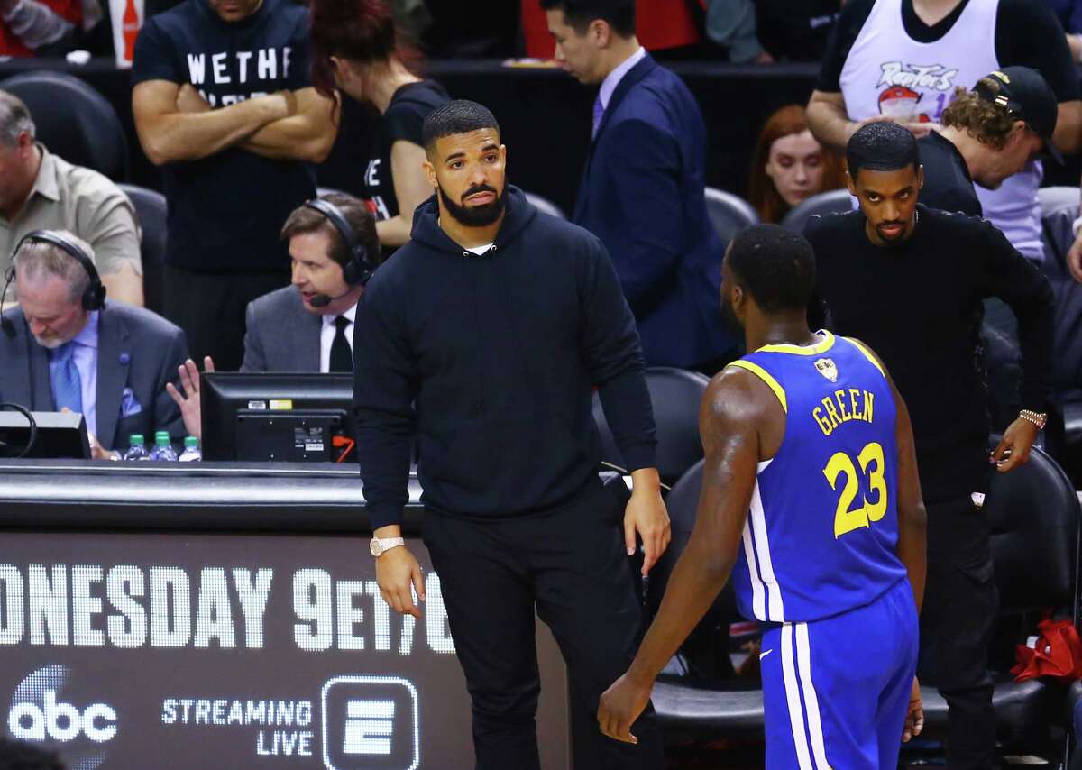 Barack Obama, Drake, Shawn Mendes among celebs at Game 2 of NBA Finals(01)