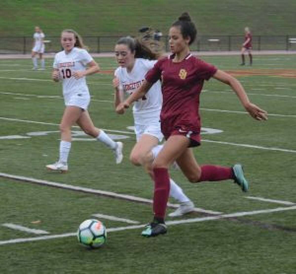 Sophia Lowenburg makes a run up the sideline. — Andy Hutchison photo