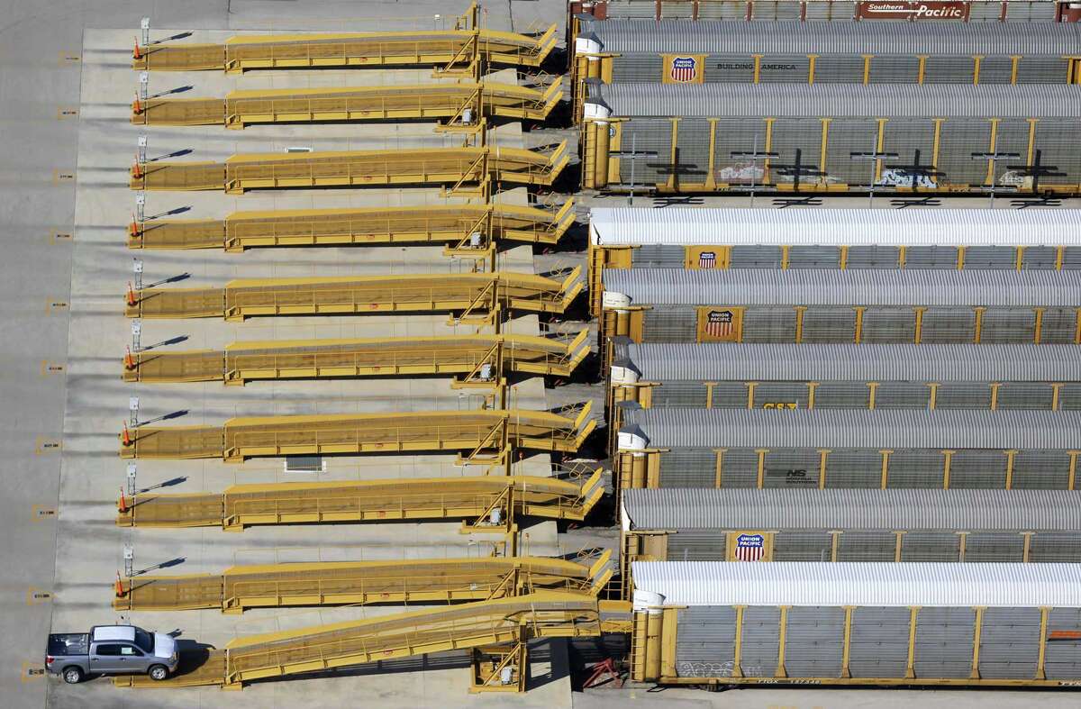 Toyota showing prototype of redesigned Tundra to key dealers