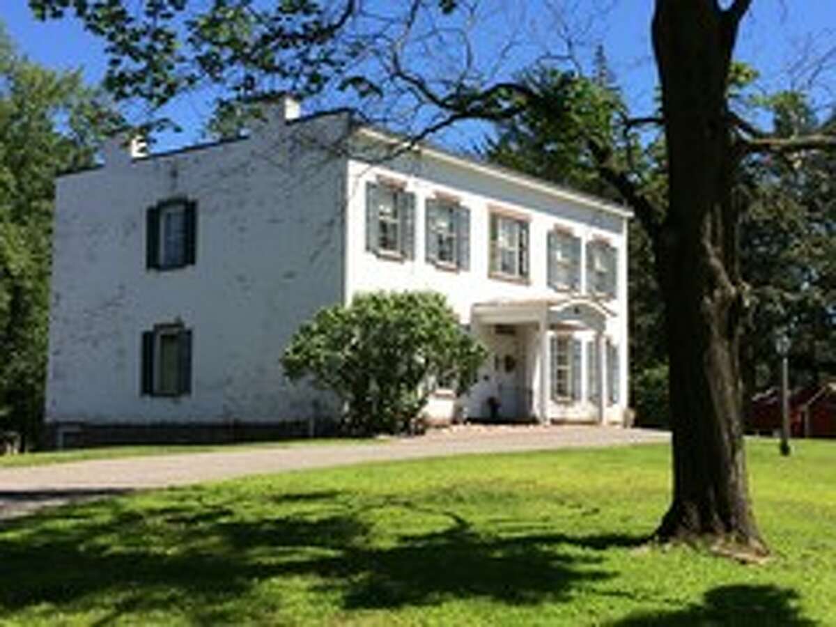 Pruyn House offers home, sleigh for holiday photos
