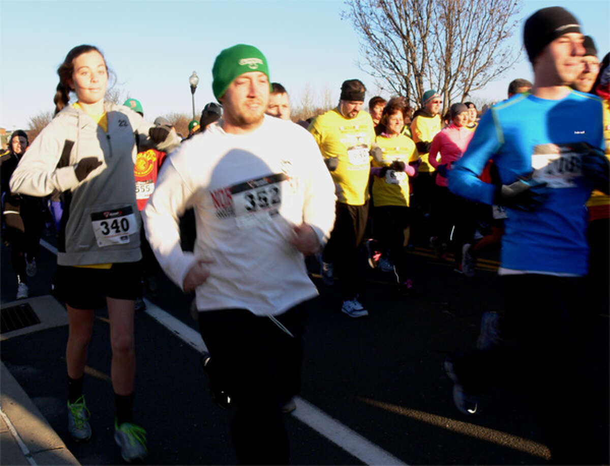 Almost 700 runners join Hull Road Race on Thanksgiving morning