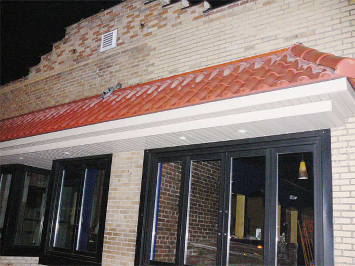 The new owners of the former Caliente will open a pub-style restaurant and bar offering ‘comfort food’ at the downtown site.