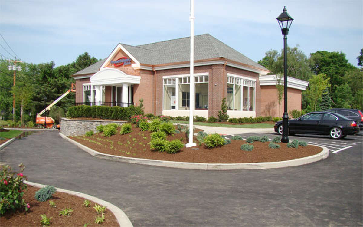 The new People’s United Bank branch in Huntington Center. (Photo courtesy of Shelton-based Pereira Engineering, which provided civil/site engineering and land surveying services for the project)