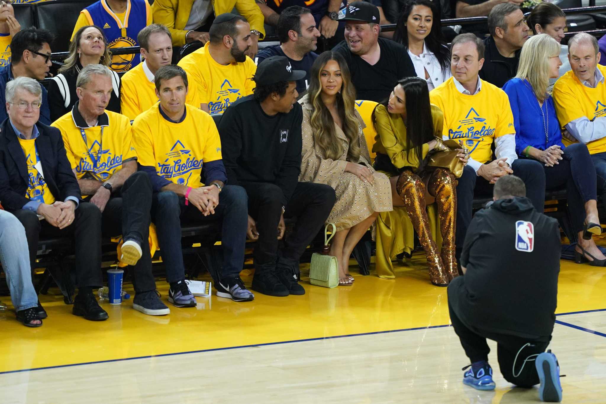 Beyoncé had the most relatable reaction to a woman leaning over her to ...