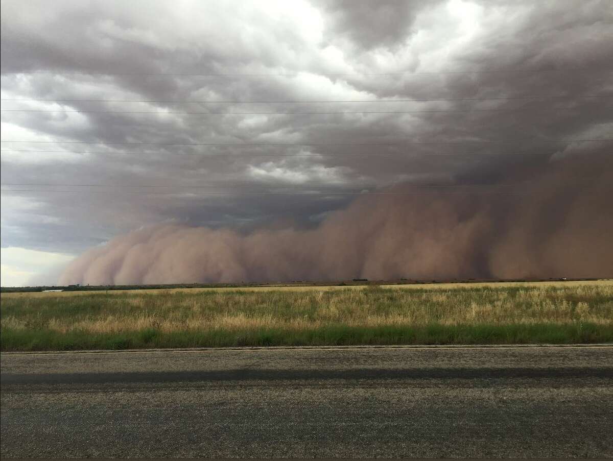 Strong winds kick up dust storm in parts of West Texas