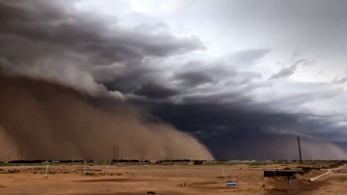 Videos capture 'wall of dust' rolling through Texas