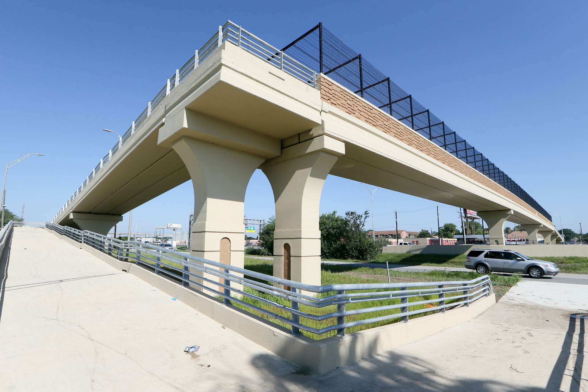 TxDOT: Pedestrian bridge on San Antonio's West Side built to