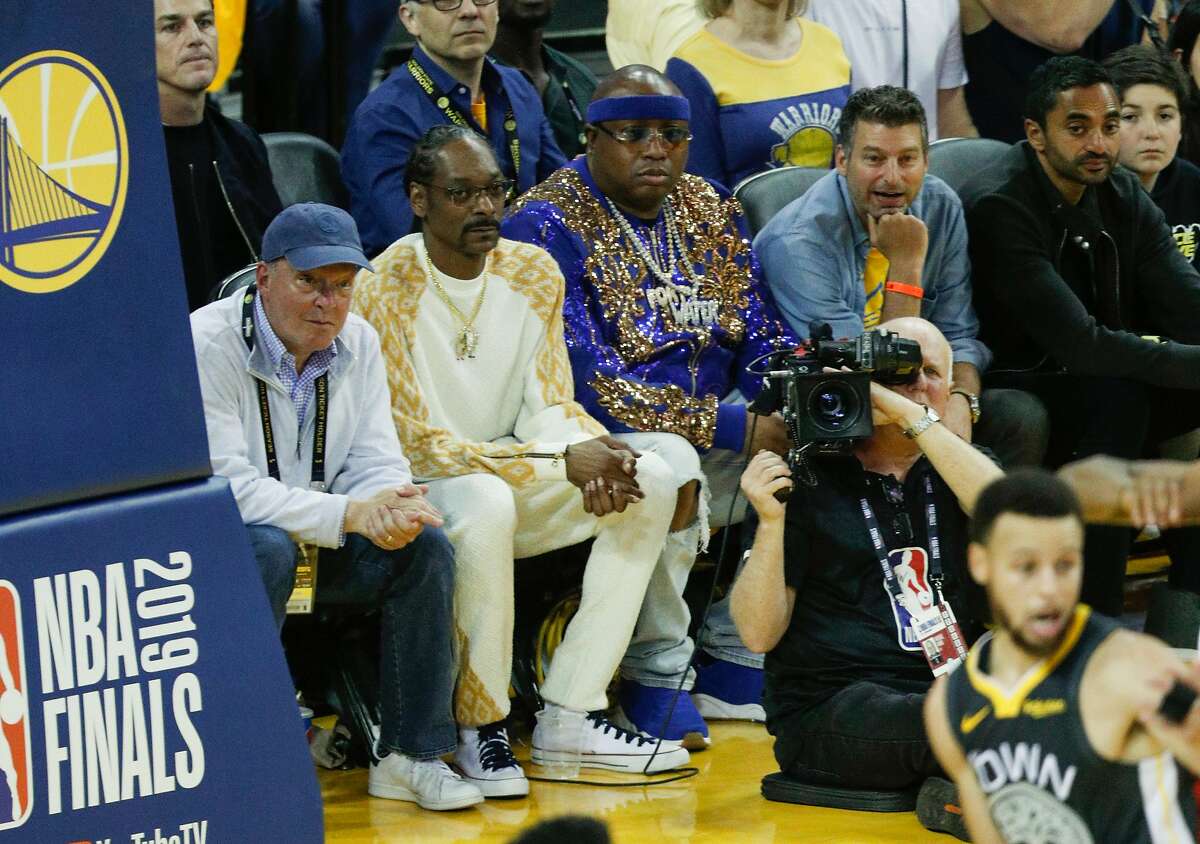 Who is this sitting with e-40 at the warriors game? : r/warriors