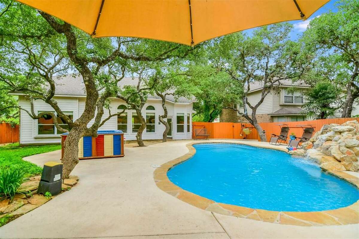 San Antonio homes for sale with pools near the median price
