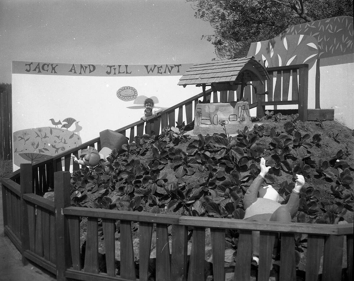 两岁的洛莉·林奇在预览日参观了新的故事乐园。1959年7月2日