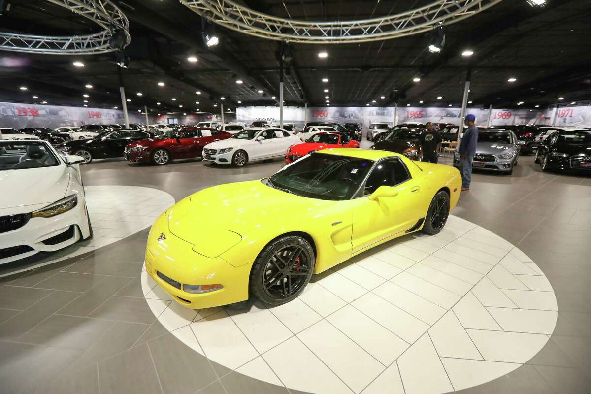 Nation’s largest Nissan dealership woos buyers with amenities