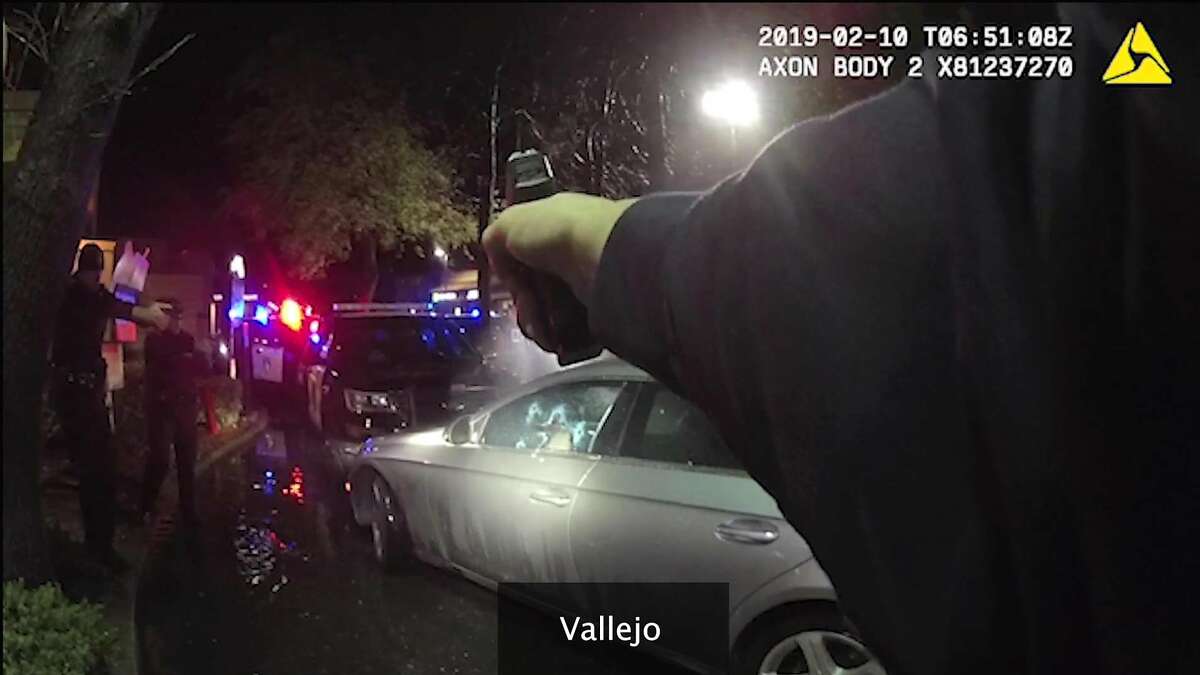 巴列霍警察局公布了威利·麦考伊在塔可钟汽车餐厅被枪杀的随身摄像机录像。