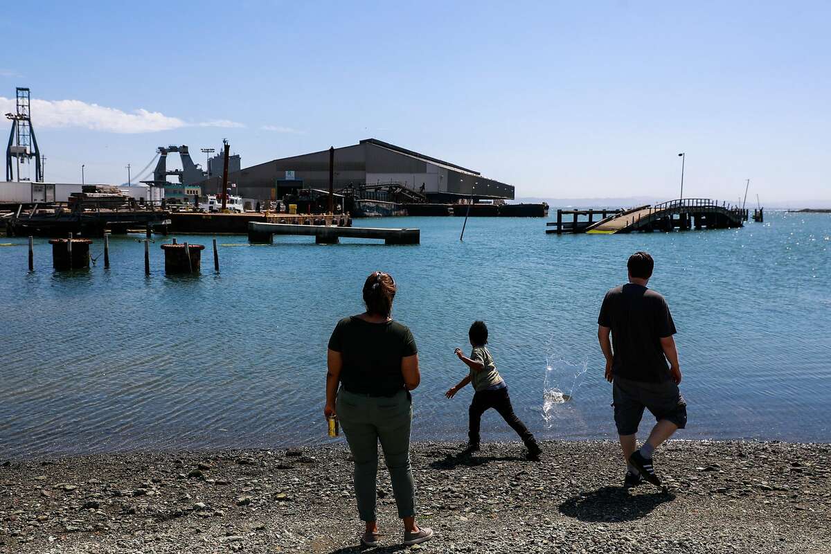 (左至右)Samra Gugsa, Mark Bingel- McKillips和Amir Stevenson于2019年6月12日星期三在加利福尼亚州旧金山的鹭头公园的海湾中跳过石头。