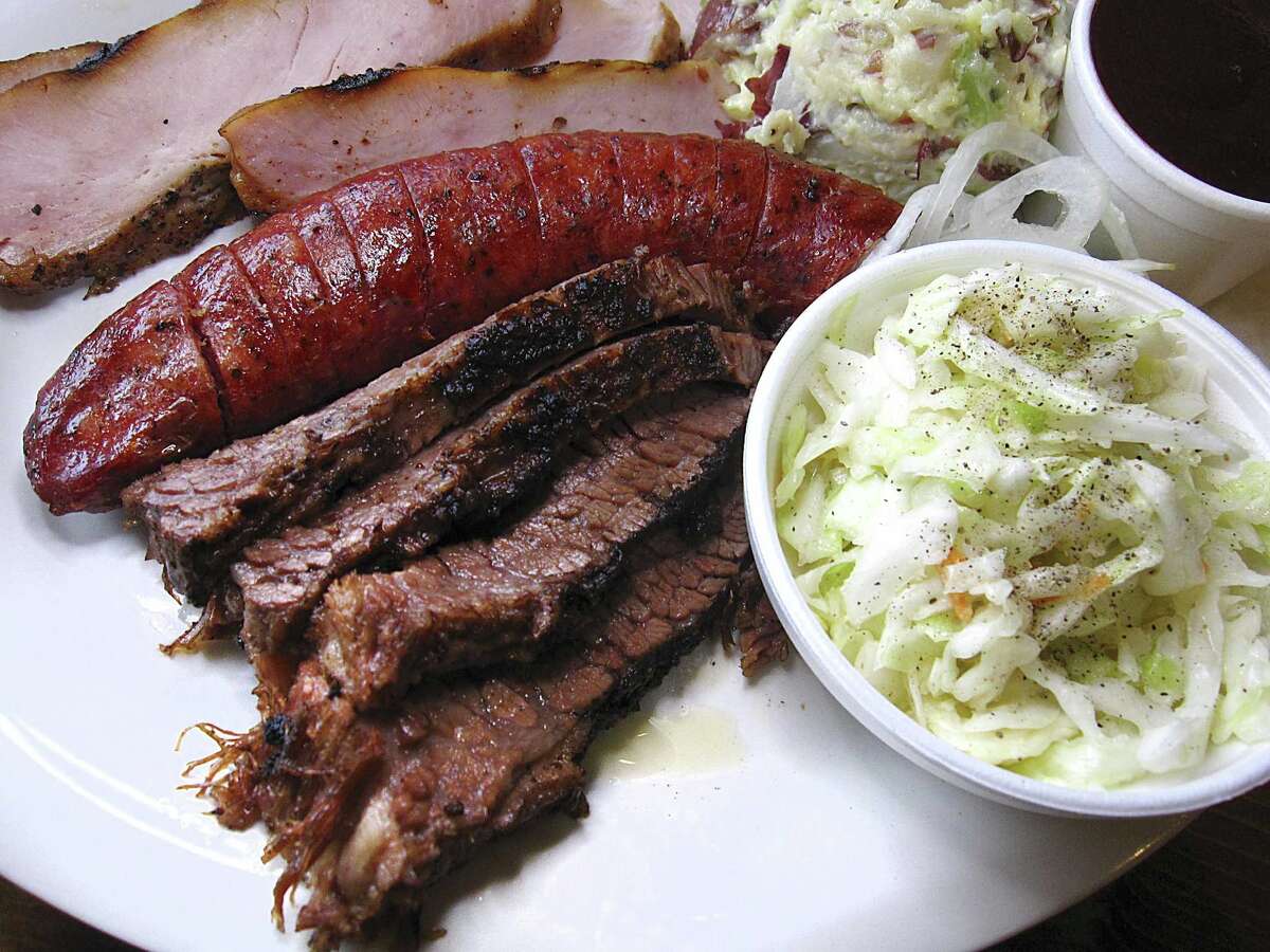 Review B&B Smokehouse sets a solid barbecue table on San Antonio’s