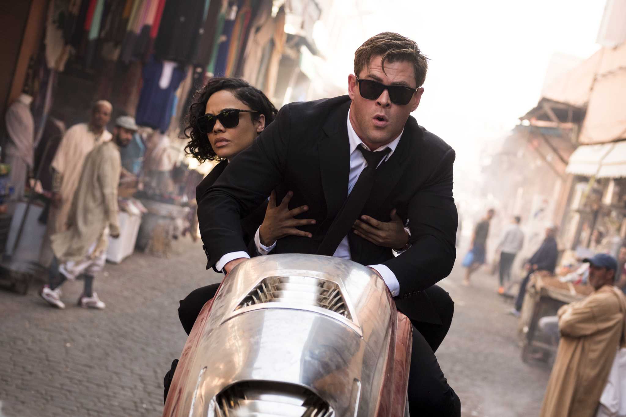 Review 'Men in Black' sags in middle