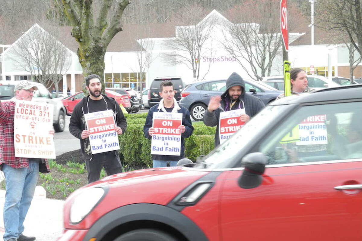 Stop & Shop workers on strike outside the Wilton store. — Jeannette Ross/Hearst Connecticut Media