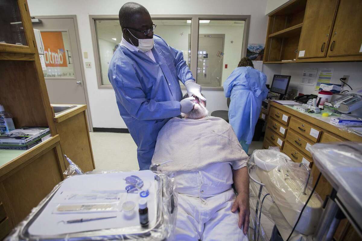 'It's tough to go around without teeth' Texas prisons start 3Ddenture