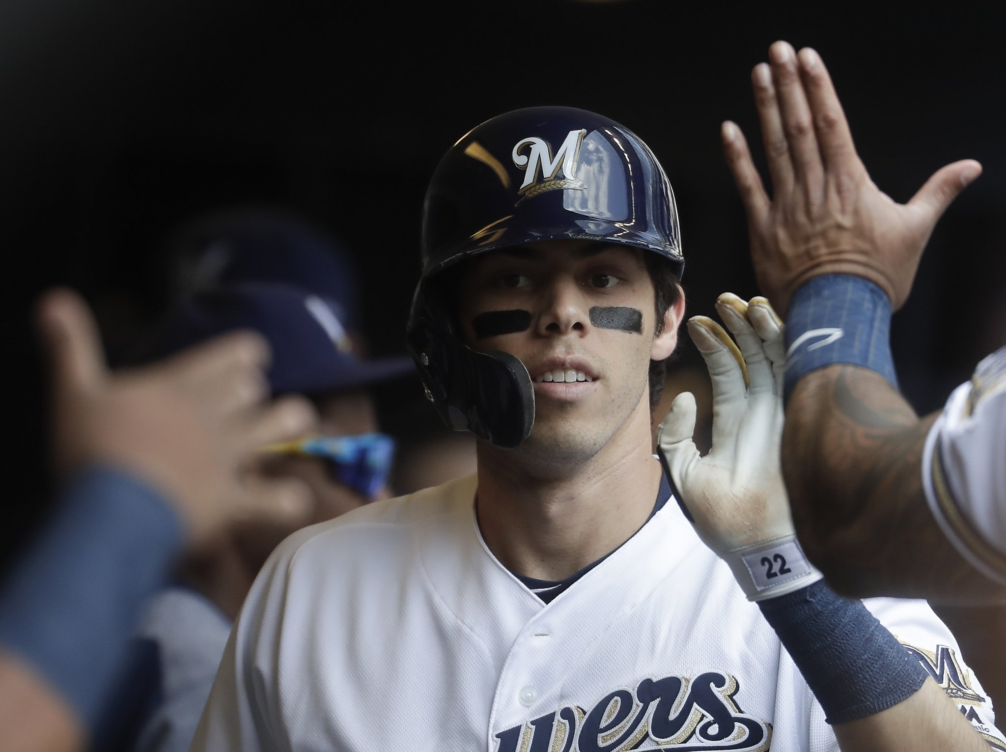 Nine Brewers become free agents, including Moustakas and Grandal