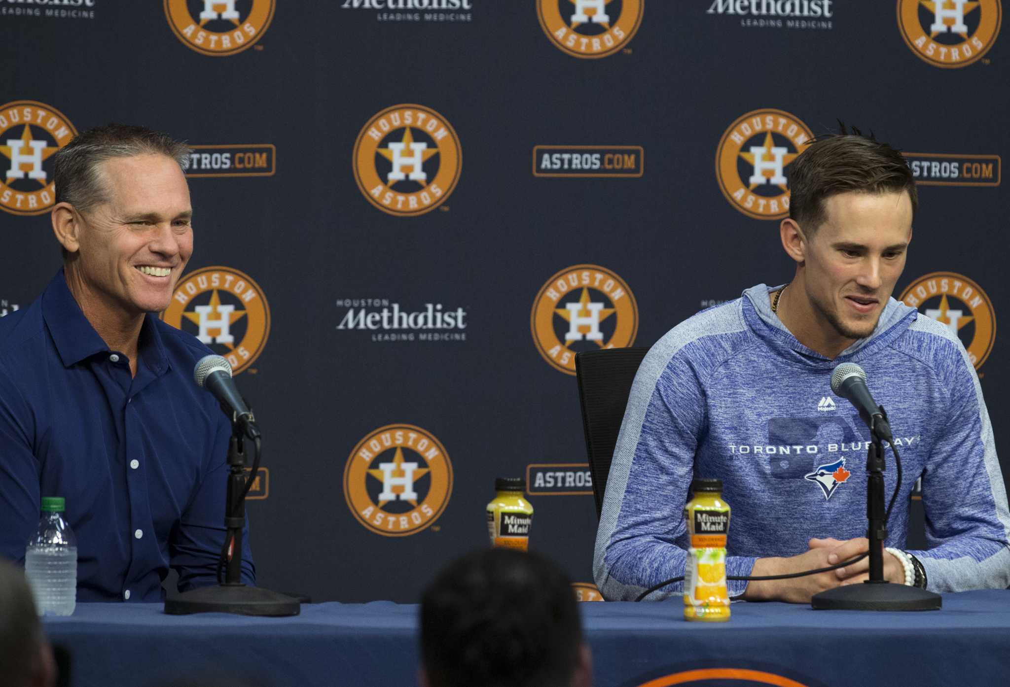 Craig Biggio hugs his son, Cavan as his wife, Patty, holds a cold, News  Photo - Getty Images