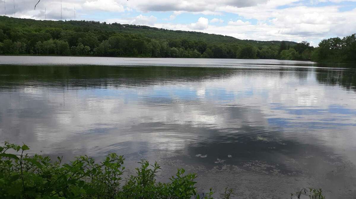 State police dive teams returned to an Avon pond Friday in search for clues in the Jennifer Dulos case.